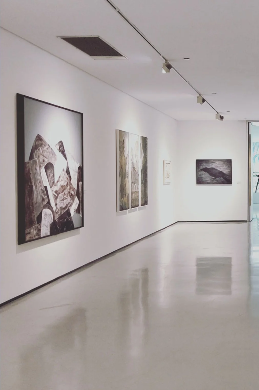 Sala museale con opere illuminate, rappresentativa dei contenuti riprodotti nel museo virtuale Immensia
